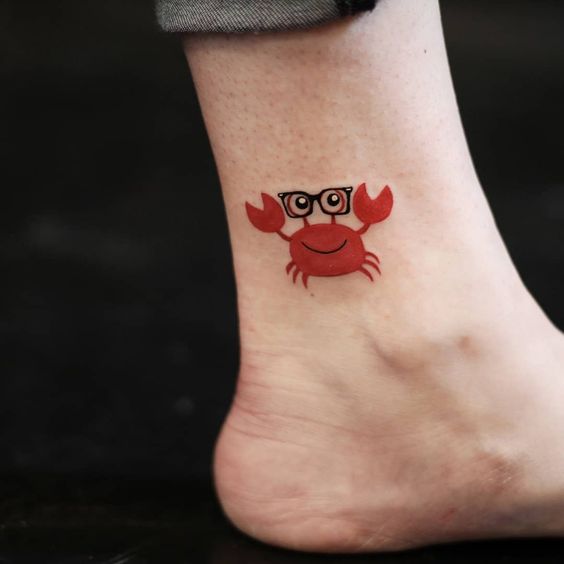 Tatouage Crabe Rouge Avec Lunette Sur La Cheville 
