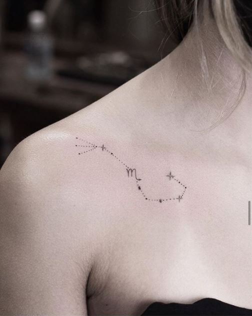 Tatouage Signe Scorpion Avec Constellation Sur La Clavicule 