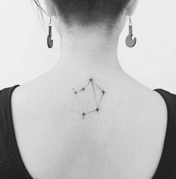 Tatouage Constellation De La Balance Sur Le Dos 
