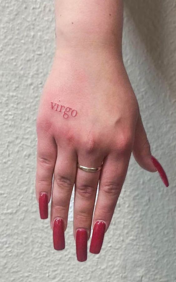  Tatouage Mot Virgo à L'encre Rouge Sur La Main 