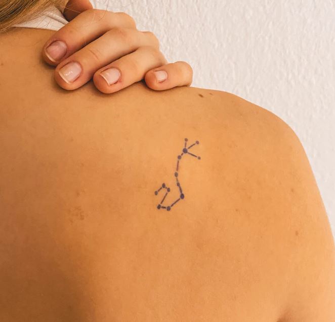 Tatouage Constellation Du Scorpion En Dots Sur L'épaule 