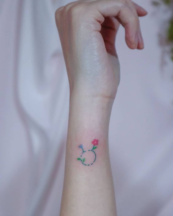 Tatouage Signe Taureau En Fleur Colorée Sur Le Poignet 