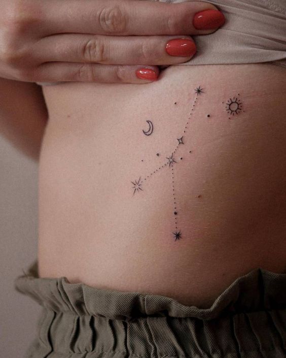 Tatouage Constellation Du Cancer Avec Lune Et Soleil Sur Les Côtes 