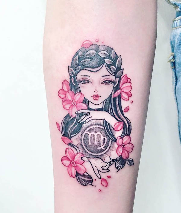 Tatouage Signe Vierge Avec Fille Et Fleurs Roses Sur L'avant Bras 