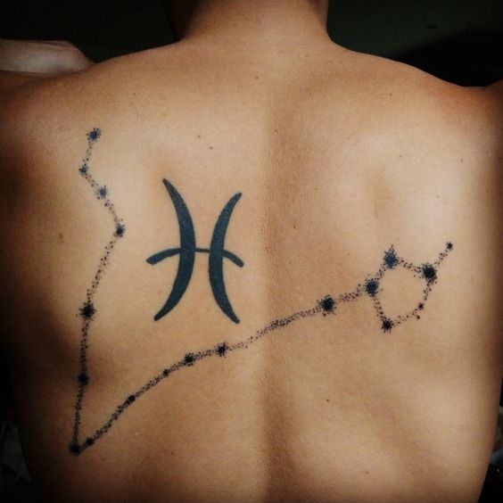 Tatouage Signe Poissons Avec Constellation Sur Le Dos 