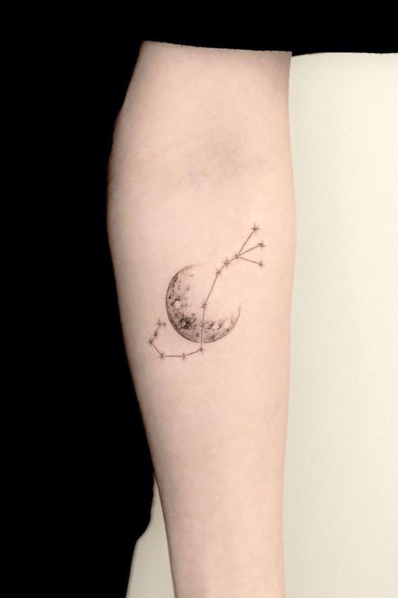 Tatouage Constellation Du Scorpion Et Lune Sur L'avant Bras 
