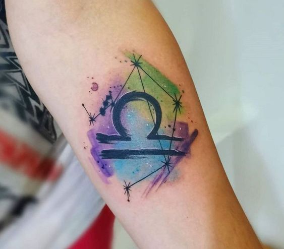 Tatouage Signe Balance Avec Constellation Et Aquarelle Sur L'avant Bras 