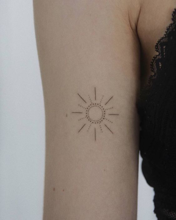 Tatouage Soleil En Dots Et Tirets Sur Le Bras 