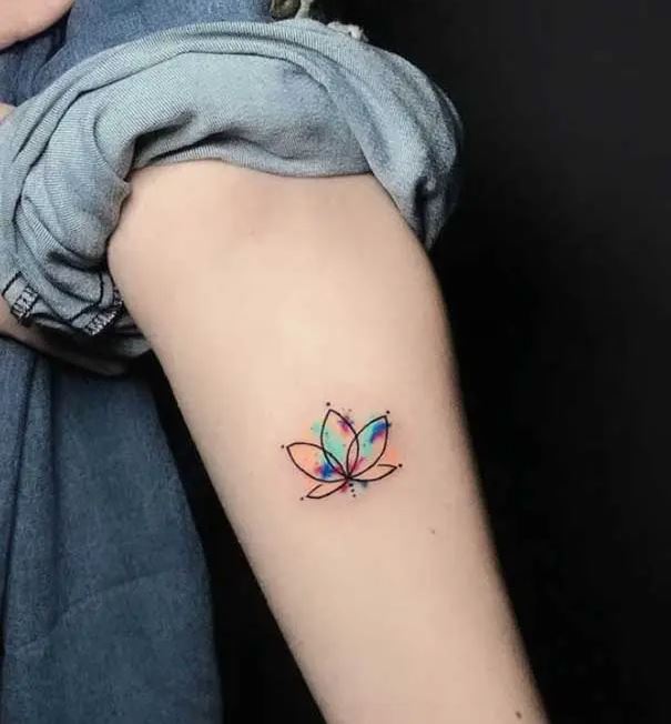 Tatouage Lotus Minimaliste Avec Aquarelles Sur L'avant Bras 