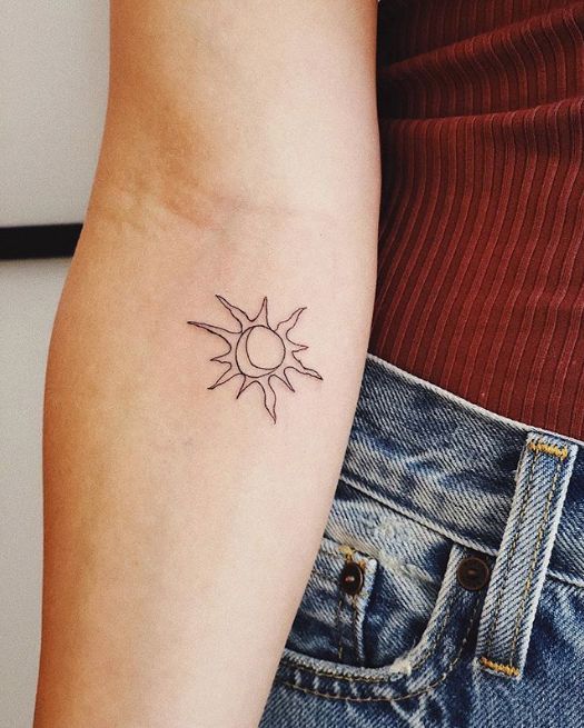 Tatouage Soleil Et Lune Minimalistes Sur L'avant Bras 