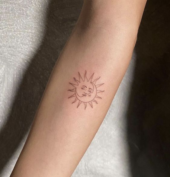 Tatouage Soleil Et Lune En Lignes Fines Sur L'avant Bras 
