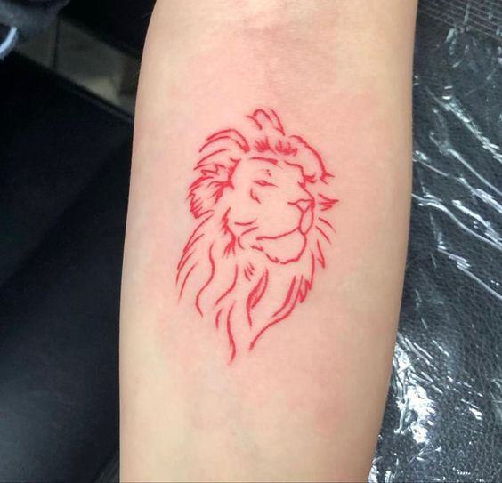 Tatouage Tête De Lion à L'encre Rouge Sur L'avant Bras 