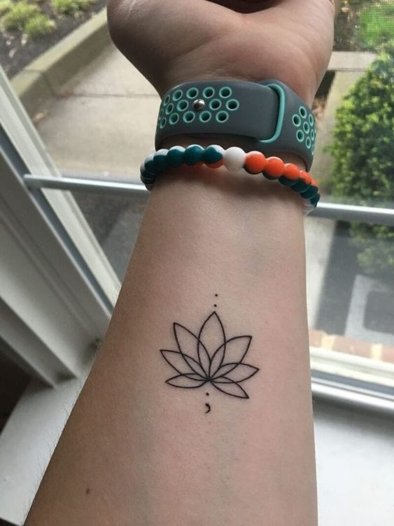 Tatouage Lotus Avec Point Virgule Sur L'avant Bras 