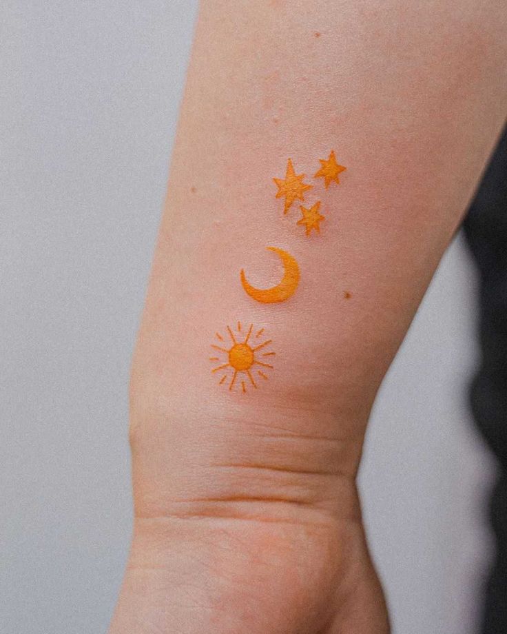 Tatouage Soleil, Lune Et étoiles Jaunes Sur Le Poignet 