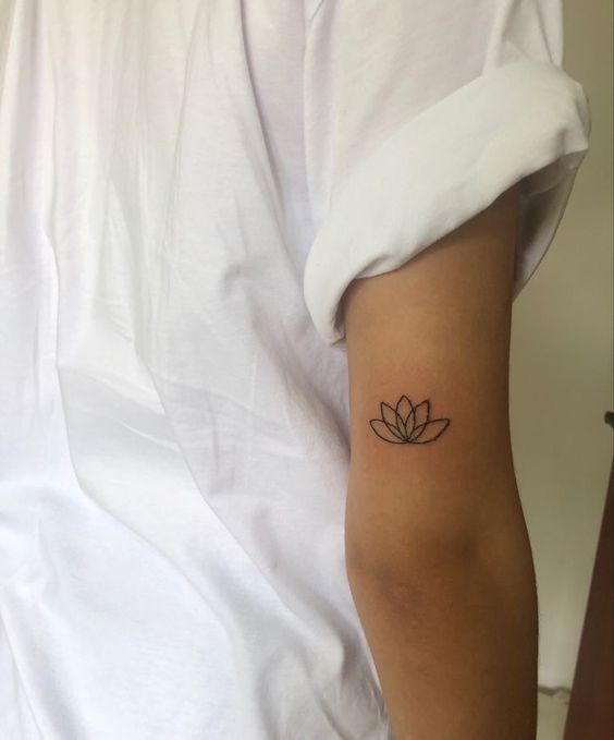 Tatouage Lotus En Lignes Fines Sur Le Bras 