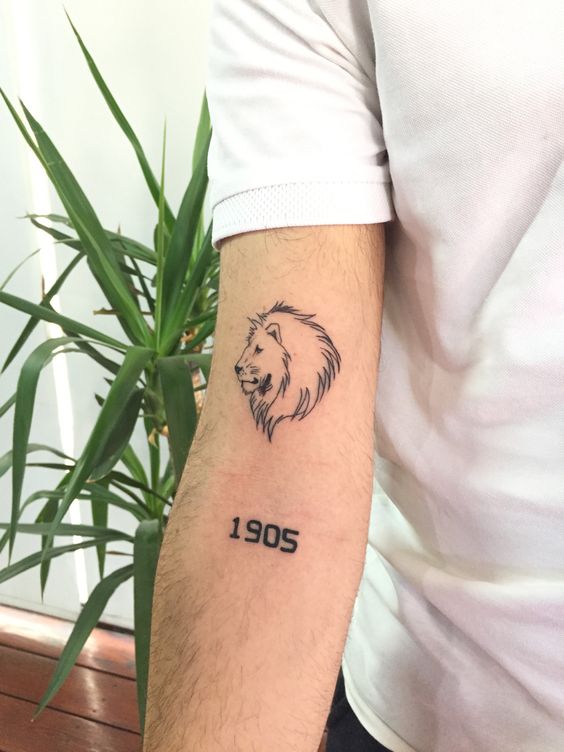 Tatouage Tête De Lion Et Date Sur Le Bras 