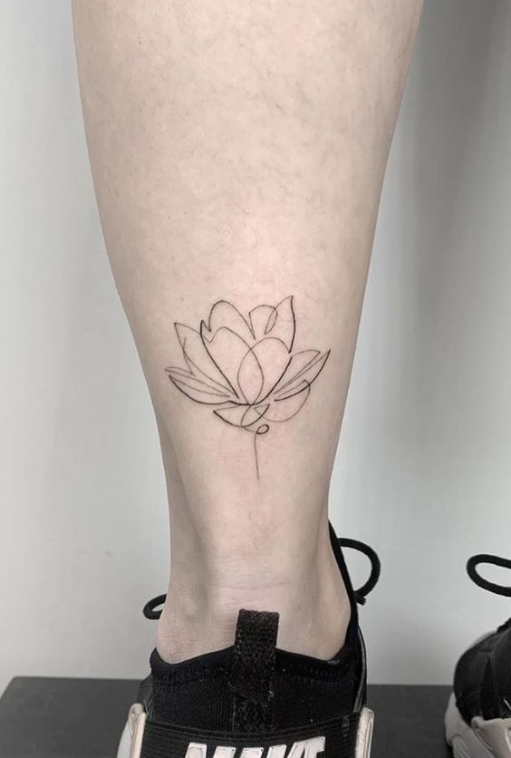 Tatouage Lotus En Trait Unique Sur La Jambe 