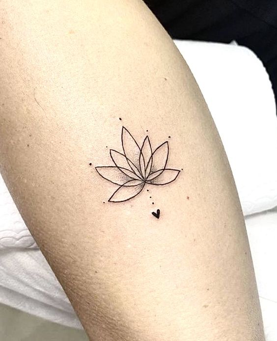 Tatouage Lotus Avec Dots Et Coeur Sur La Jambe 