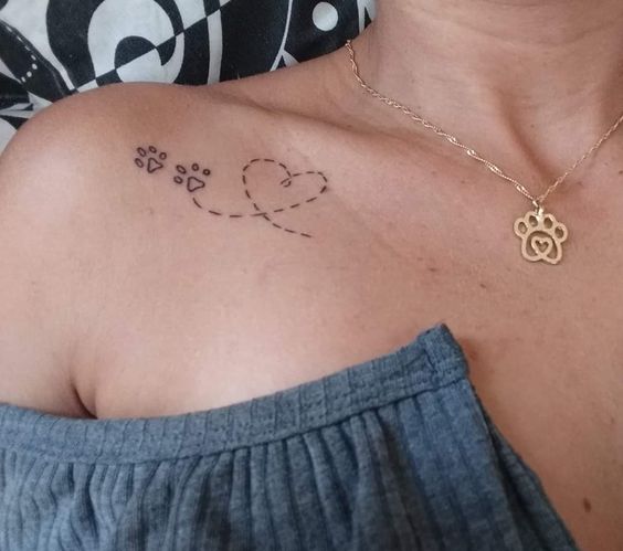 Tatouage Empreintes De Chien Et Coeur Sur La Clavicule 