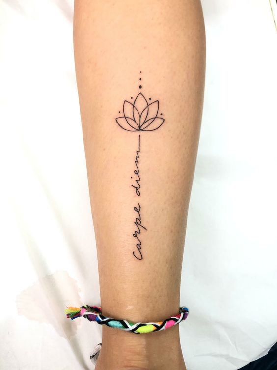Tatouage Lotus Avec Mot Carpe Diem Sur La Jambe 