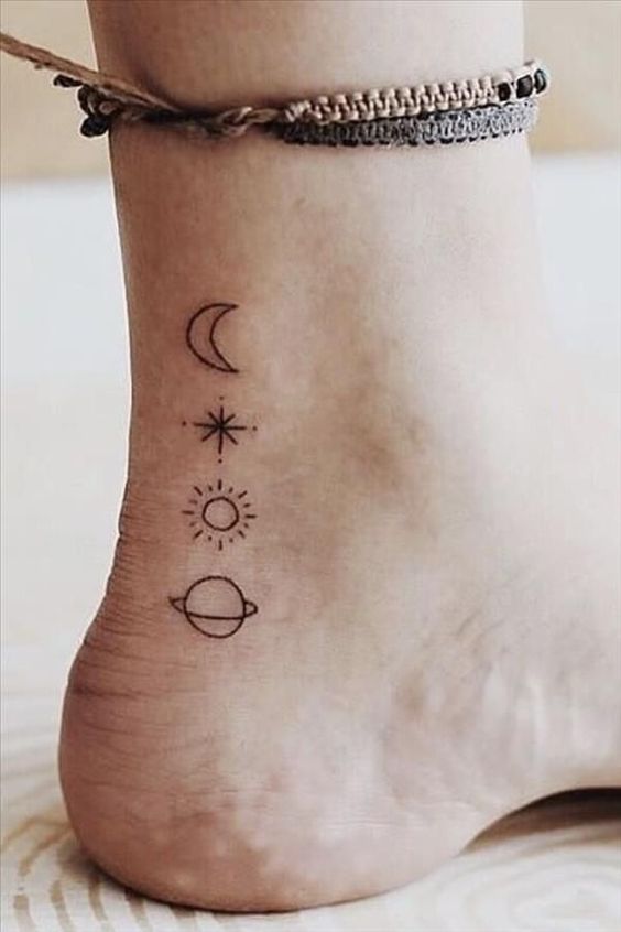 Tatouage Lune, étoile, Soleil Et Planète Minimalistes Sur La Cheville 