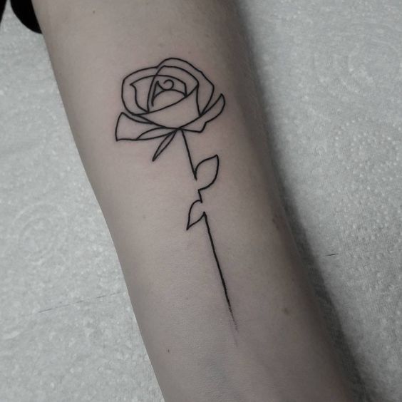 Tatouage Rose En Trait Unique Sur Le Bras 