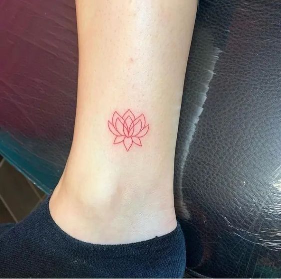 Tatouage Lotus Minimaliste à L'encre Rouge Sur La Cheville 
