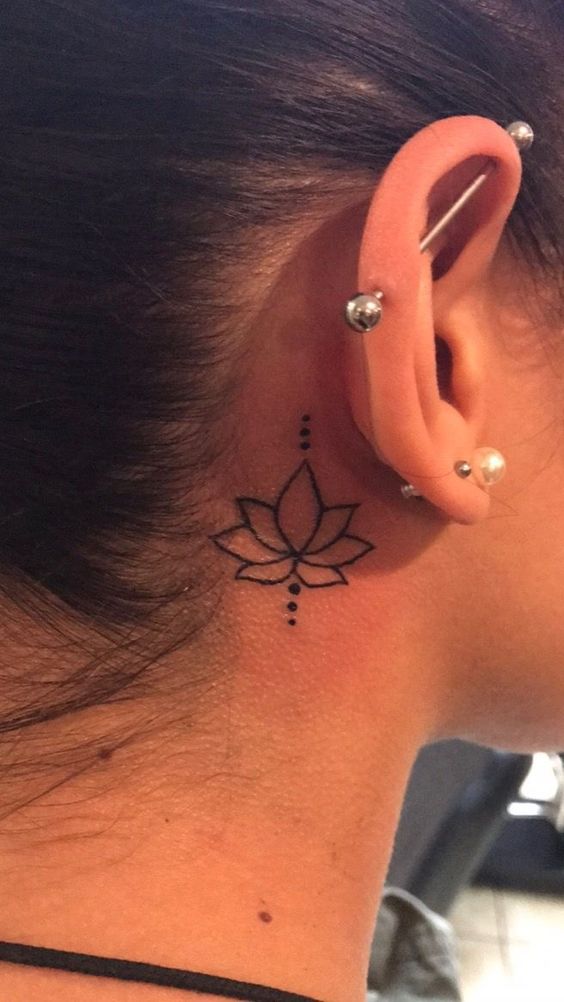 Tatouage Fleur De Lotus Minimaliste Derrière L'oreille 