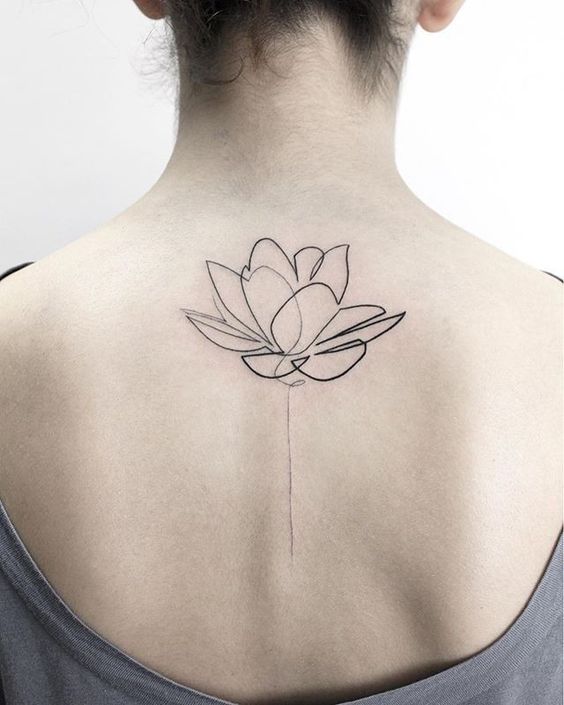 Tatouage Lotus En Trait Unique Sur Le Dos 