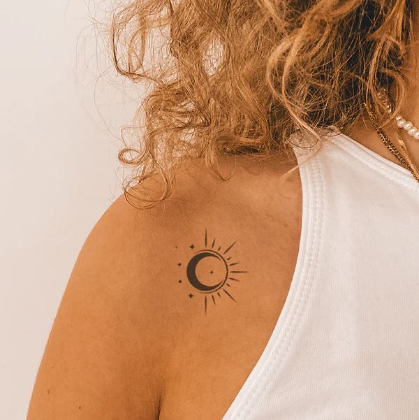 Tatouage Lune, Soleil Et étoiles Minimalistes Sur L'épaule 