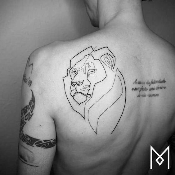 Tatouage Lion En Trait Unique Sur Le Dos 