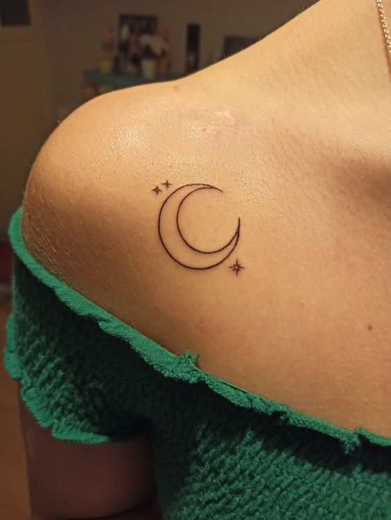 Tatouage Croissant De Lune Et étoiles Minimalistes Sur L'épaule 