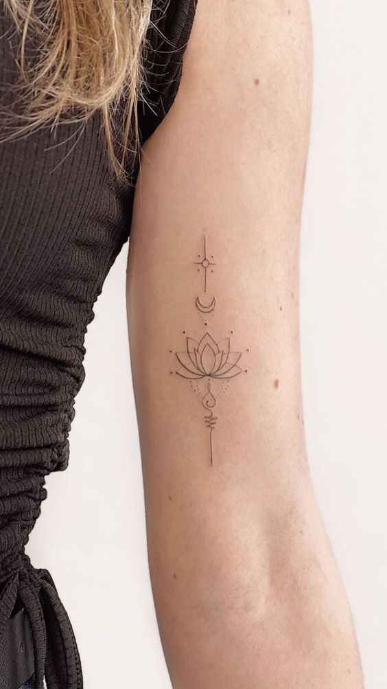Tatouage Lotus Avec Lune Et étoile Sur Le Bras 