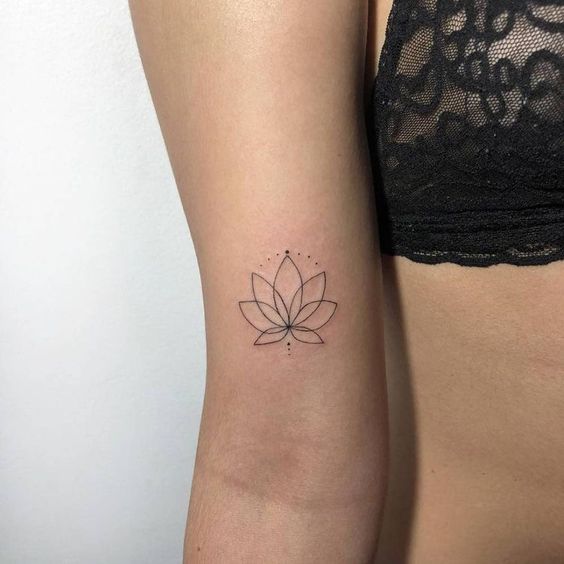 Tatouage Lotus Minimaliste Et Points Noirs Sur Le Bras 