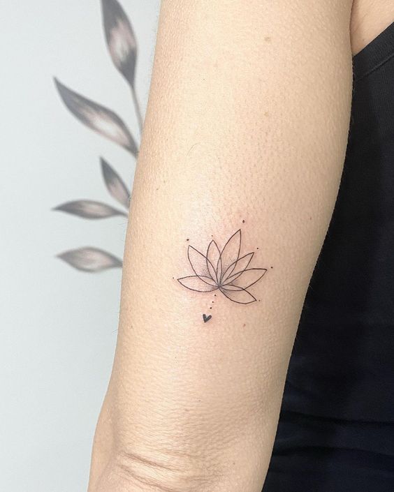 Tatouage Lotus Minimaliste Avec Coeur Sur Le Bras 