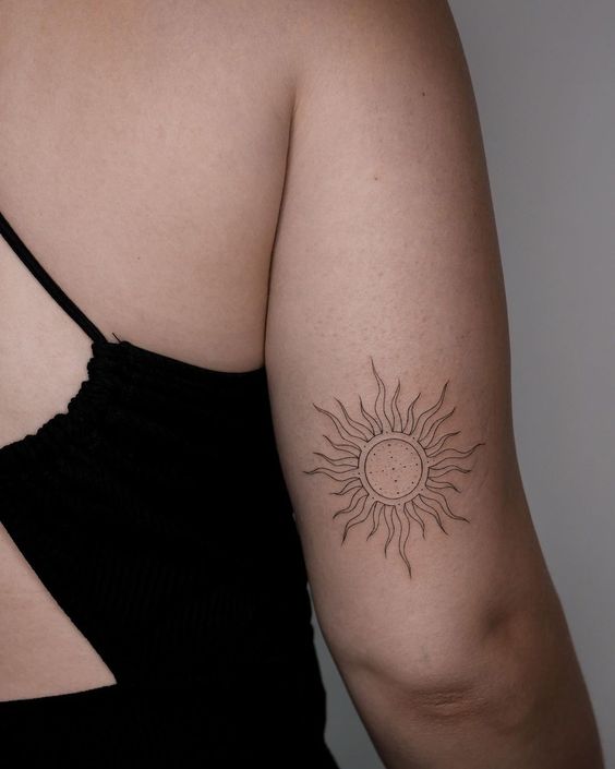 Tatouage Soleil Avec Cercle Et Dots Sur Le Bras 