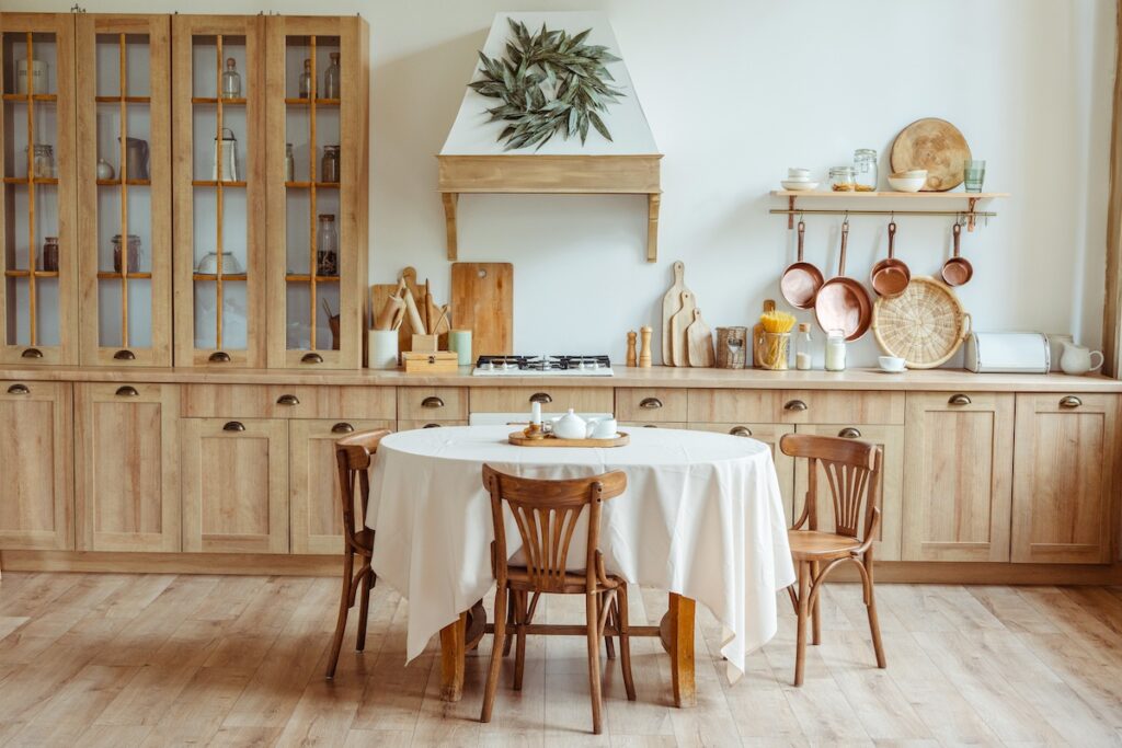 Bright And Airy Farmhouse Kitchen With Round Dinin 2024 11 01 19 22 03 Utc