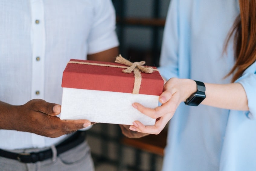 Quel cadeau offrir à une femme chère à votre cœur
